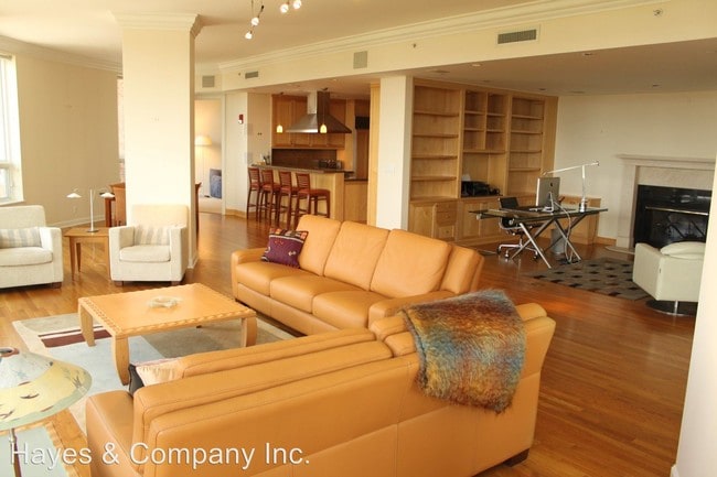 Building Photo - 2400 Cherry Creek S Dr