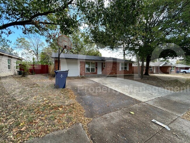 Foto del edificio - 1306 Hillcrest Dr