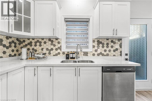 Photo du bâtiment - 8196 McLeod Rd