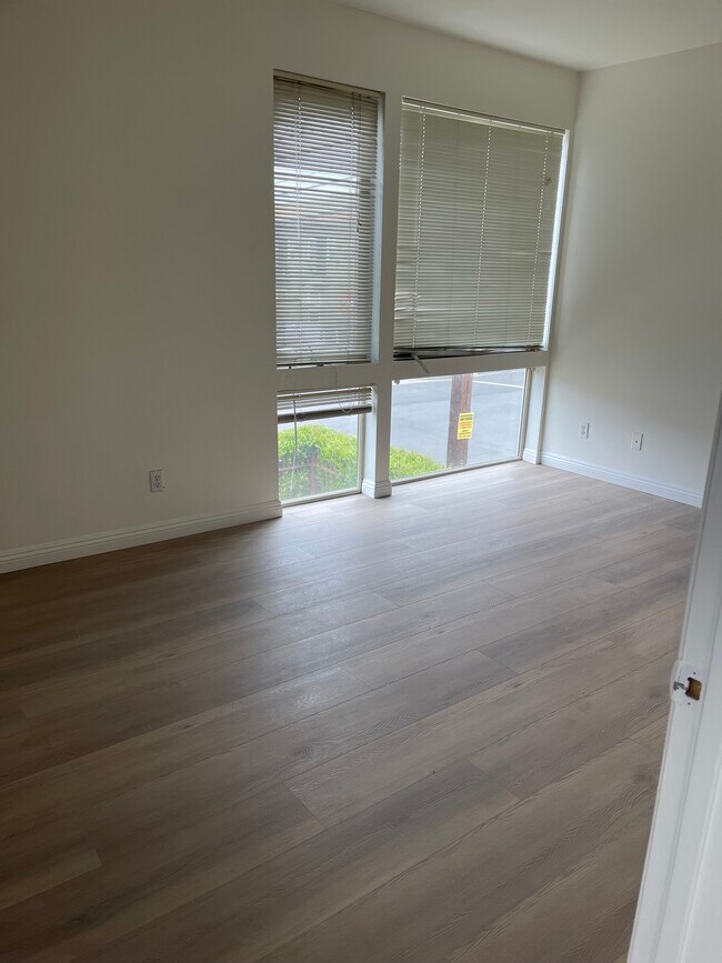 Foto del edificio - 1200 W 24th St