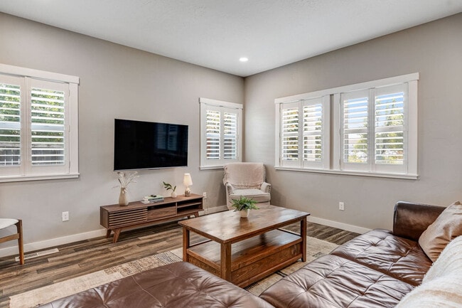 Building Photo - 1800 W Idaho St