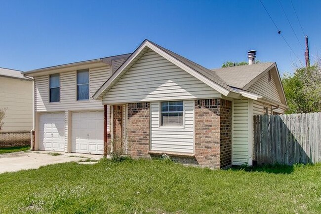 Building Photo - No Application Fees* $500 off 1st month re...