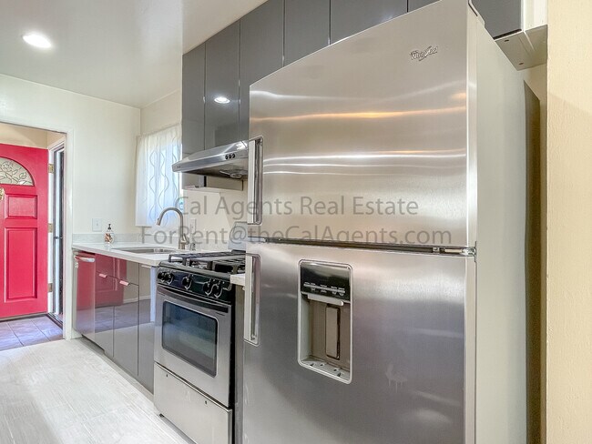 Building Photo - 140 Dahlia Dr