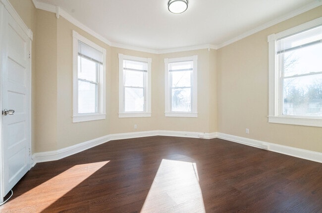 Dormitorio 1 - 5327 Wesley Ave