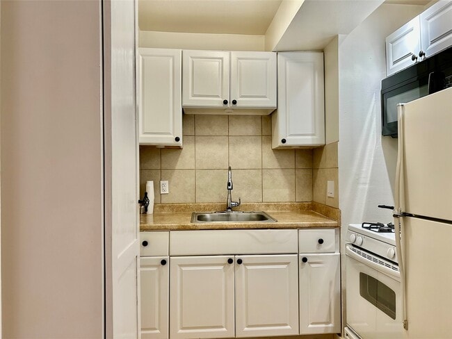 Building Photo - 2021 Southgate Blvd