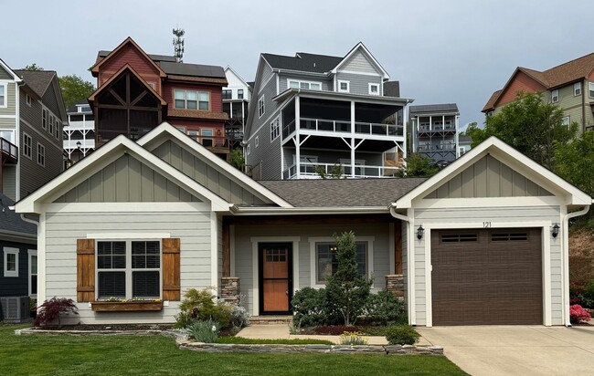 Building Photo - Black Mountain - Gardeners Delight!!