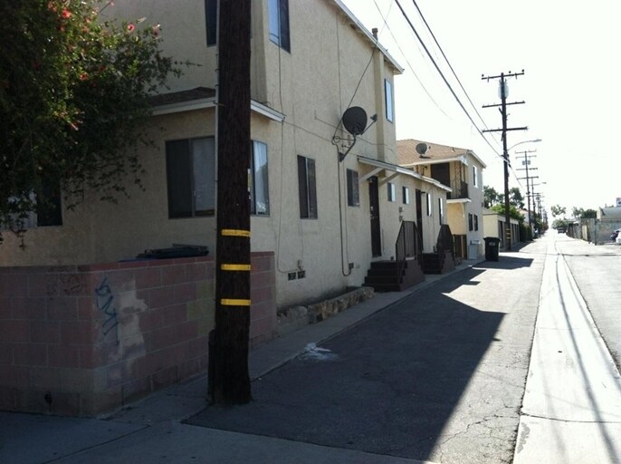 Building Photo - 306 S Hillview Ave
