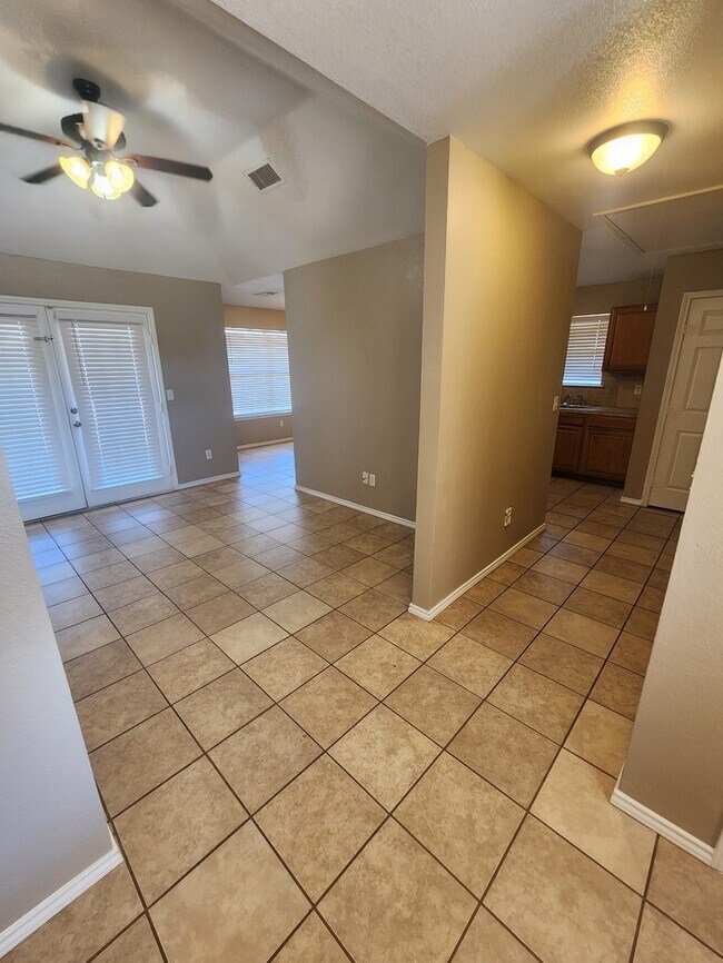 Building Photo - 3 bed 2 bath 1 car garage