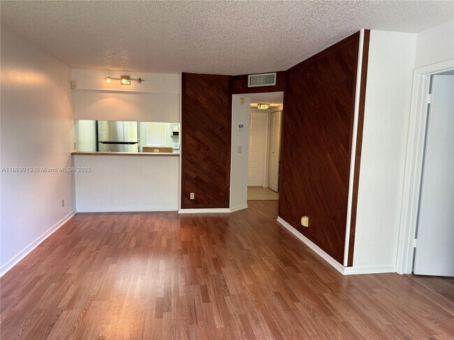 Foto del edificio - 9906 Twin Lakes Dr
