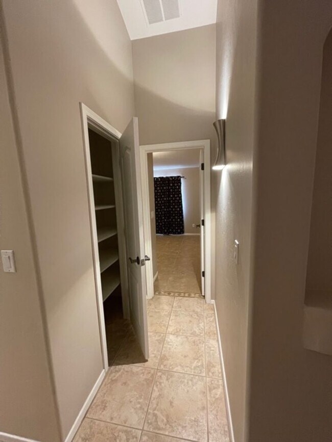Foto del edificio - Available in JULY, Single story 3bd/ 2bath...