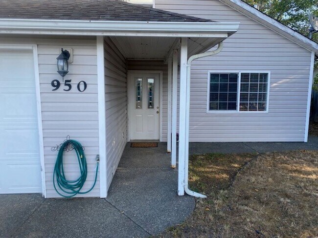 Foto del edificio - SPACIOUS 3 BEDROOM 2 BATH DUPLEX IN BEAUTIFUL COOS BAY!