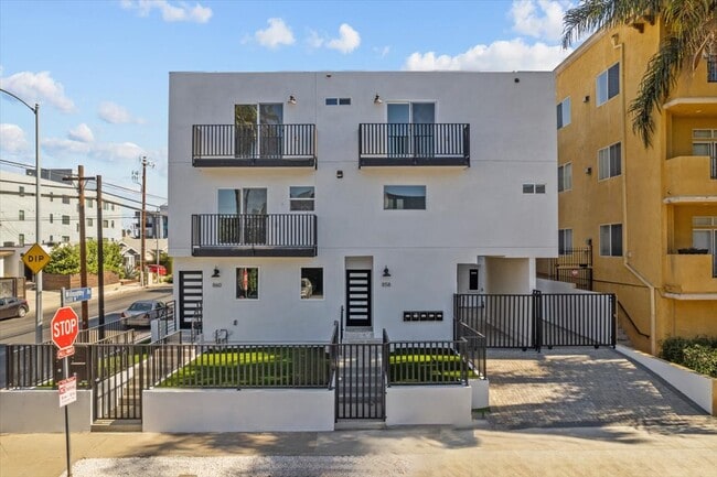 Building Photo - 860 N Hudson Ave