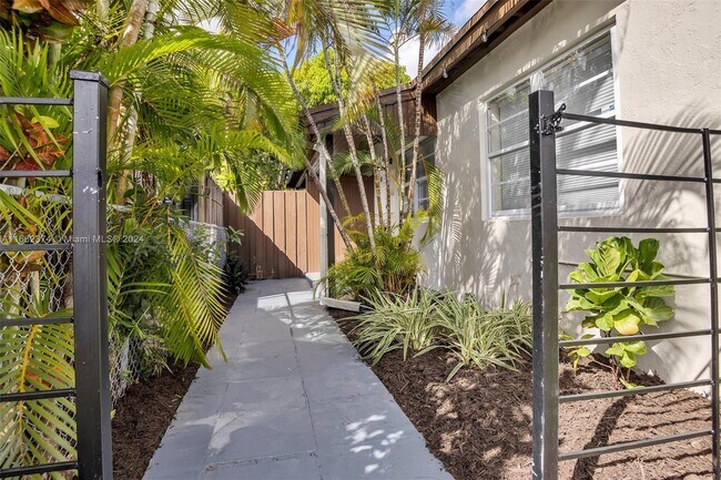 Building Photo - 2810 SW 33rd Ave