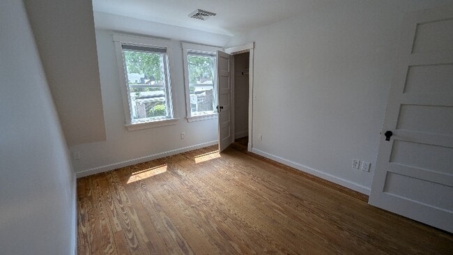 Building Photo - 581 Kearsarge Way