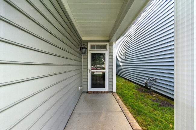 Building Photo - 3018 Silver Charm Cir
