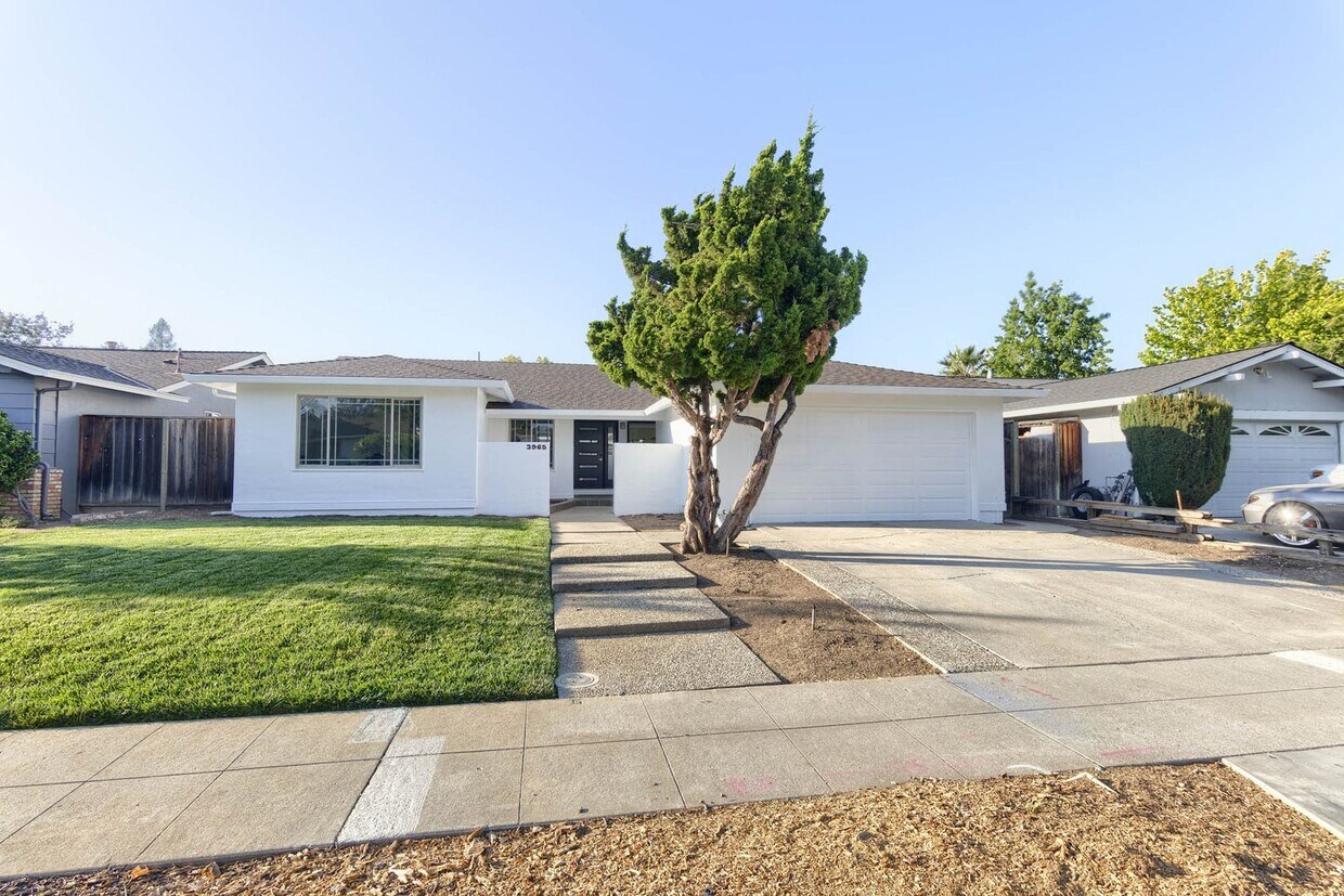 Primary Photo - Newly Renovated 4-Bedroom 2.5-Bath South W...
