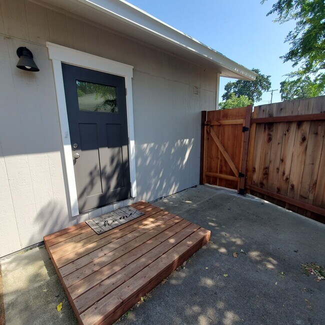 Building Photo - Private Poet's Corner 2bd/1ba property-mos...