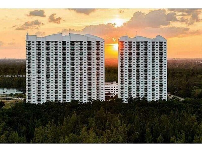 Foto del edificio - 14951 Royal Oaks Ln