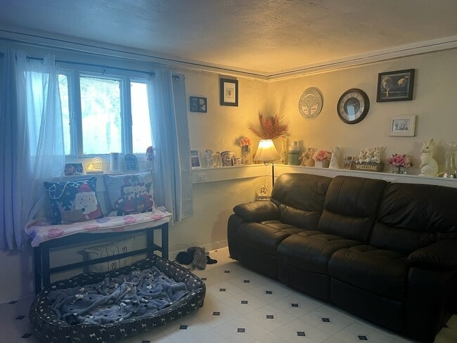 Small, private, sunroom, perfect for plants/flowers. - 87 Salem St