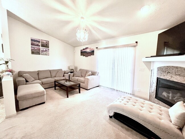 Building Photo - SW Home with great floorplan and private backyard one block from the Lake