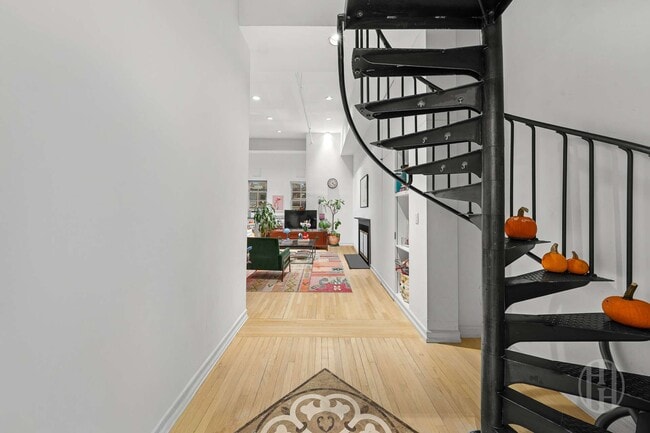 Foto del edificio - 426 W Broadway