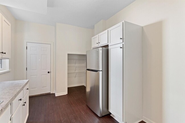 Building Photo - Coming Soon 4-Bedrooms 1.5 Bath Home - Yor...