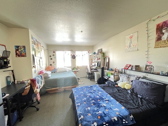 Foto del edificio - Foothill Community Blocks to Campus