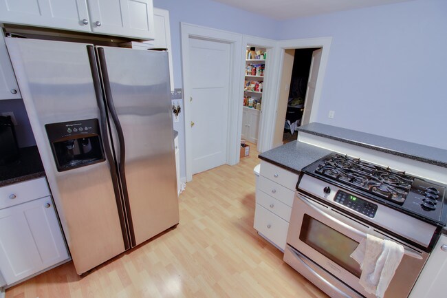 - - 1621 N Astor St