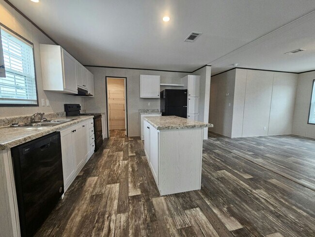 Building Photo - 464 Suwanee Dr