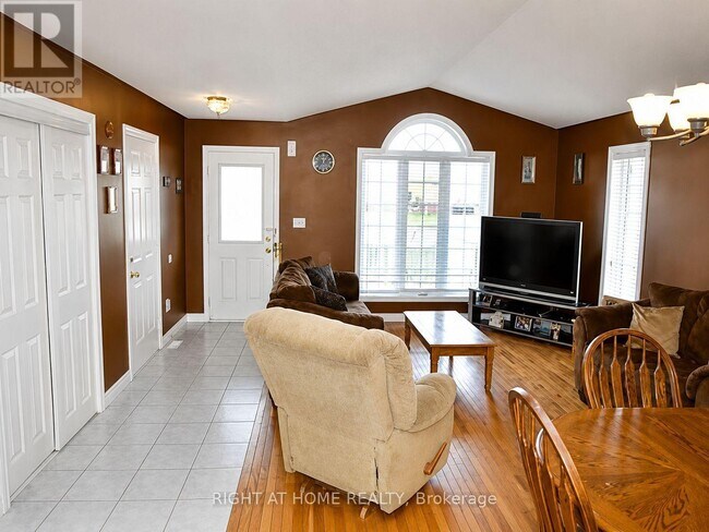 Photo du bâtiment - 62 Highland Rd W