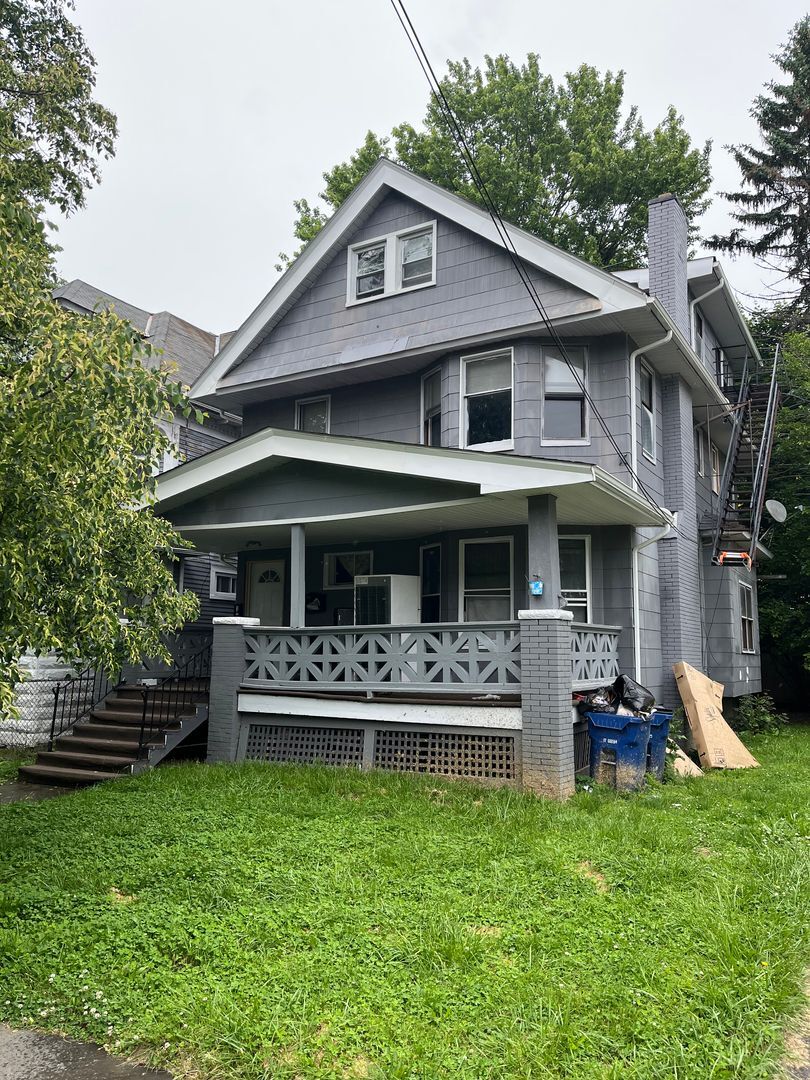 3889 W 33rd St Cleveland, OH 44109 – photo 2