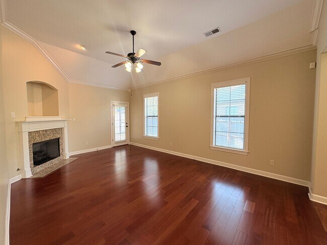 Foto del edificio - 1457 Lagrange Crest Rd