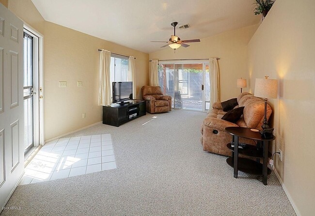 Building Photo - CLEAN AND READY TO RENT