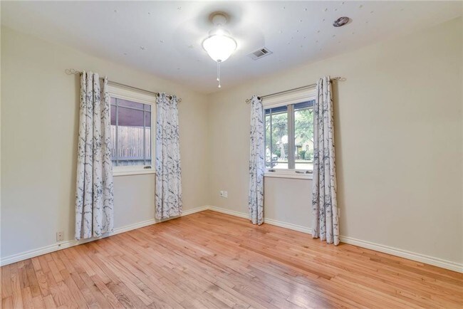 Building Photo - 609 Kinney Ave