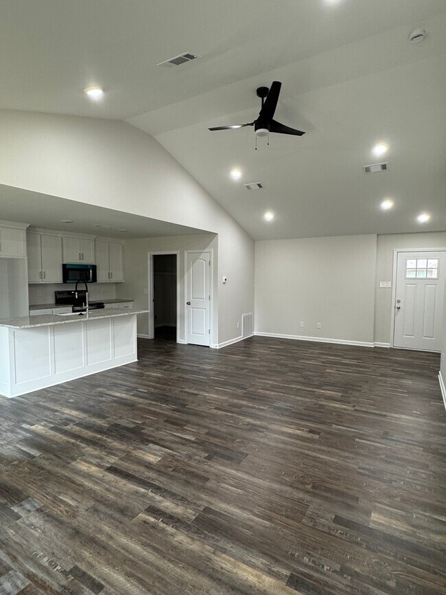 Building Photo - 20 Edward Dr