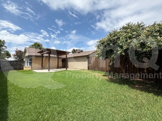 Foto del edificio - 2929 Holy Cross Ln