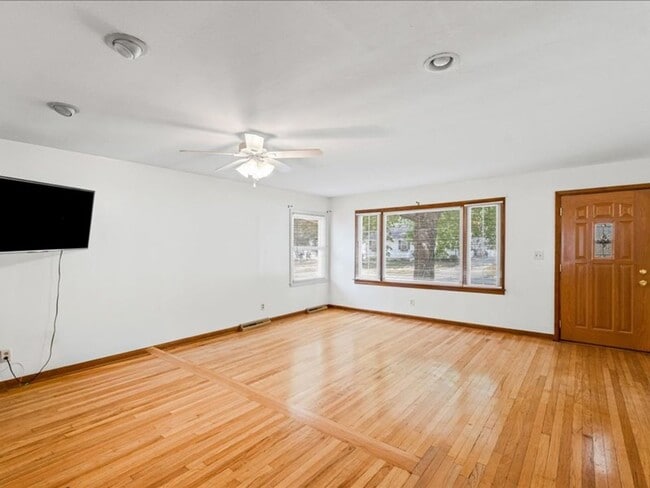 Building Photo - Spacious 3-Bedroom Home with Oversized Garage Space!