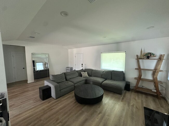 Building Photo - 3905 Gaviota Ave
