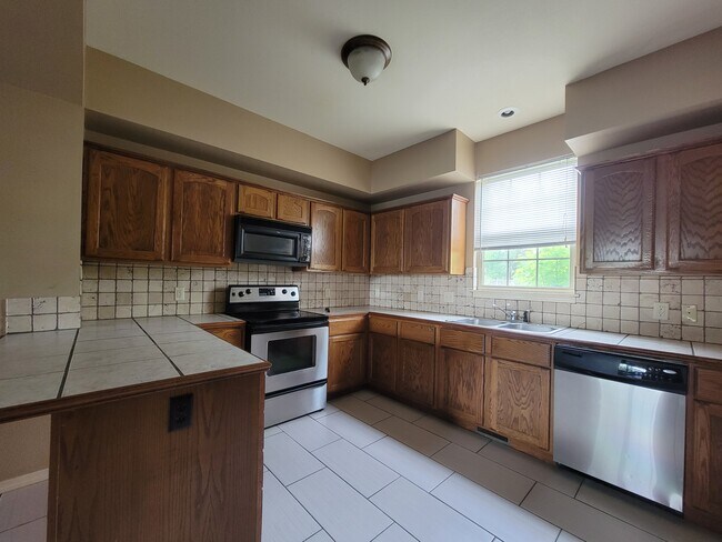 Building Photo - Fair St Apartments - Premier Data Works LLC