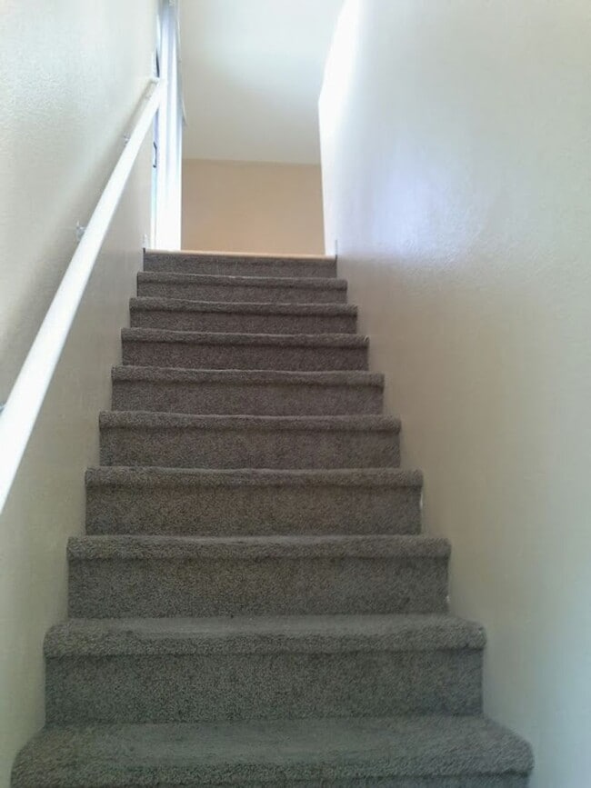 Building Photo - Gorgeous 3 Bedroom Townhome with Attached Garage! Available for Immediate Move in!