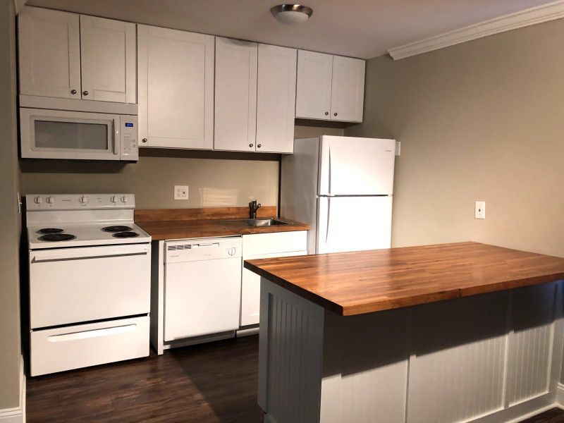 Large modern kitchen - 1435 Fernwood Glendale Rd