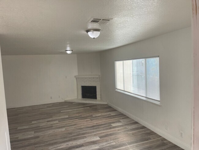 Foto del edificio - 2 BEDROOM 2 BATH, SECOND  FLOOR UNIT, NO CARPET, NEAR NELLIS AFB!