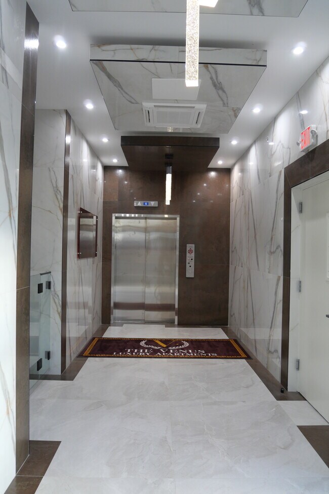 Pasillo al ascensor - Venus Apartments