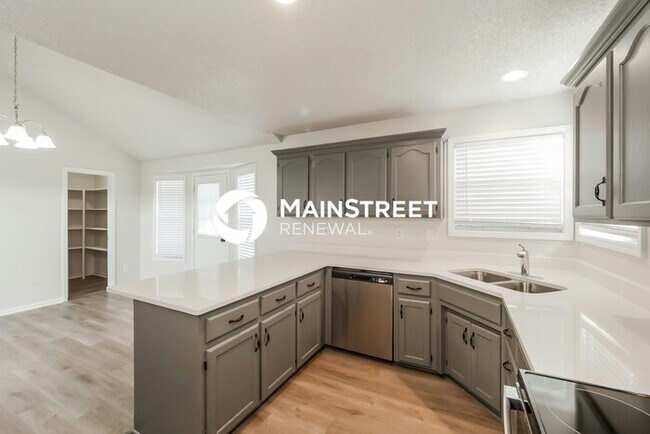 Foto del edificio - 3 Bedroom Pet-Friendly Home in LEES SUMMIT, MO with Main Street Renewal
