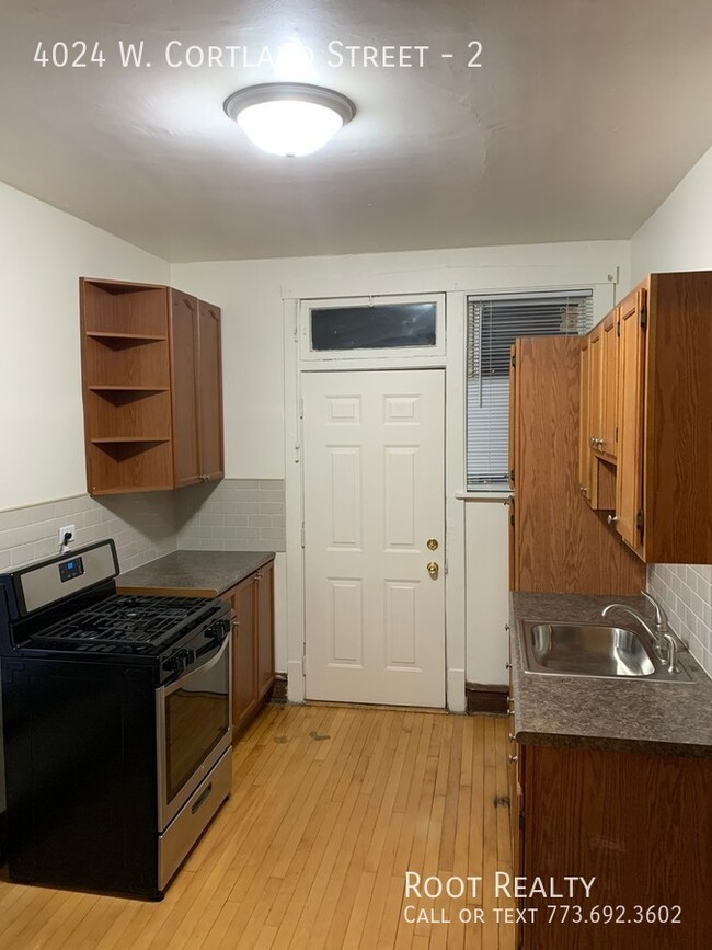 Building Photo - Hermosa Top Floor 1 Bed / 1 Bath Apartment...