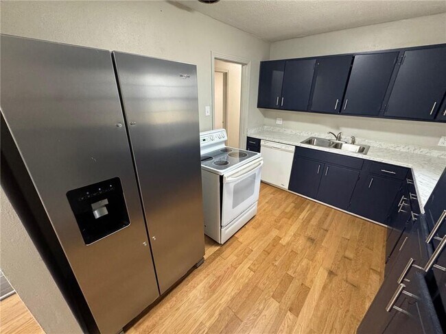 Foto del edificio - 4734 Clarendon Dr