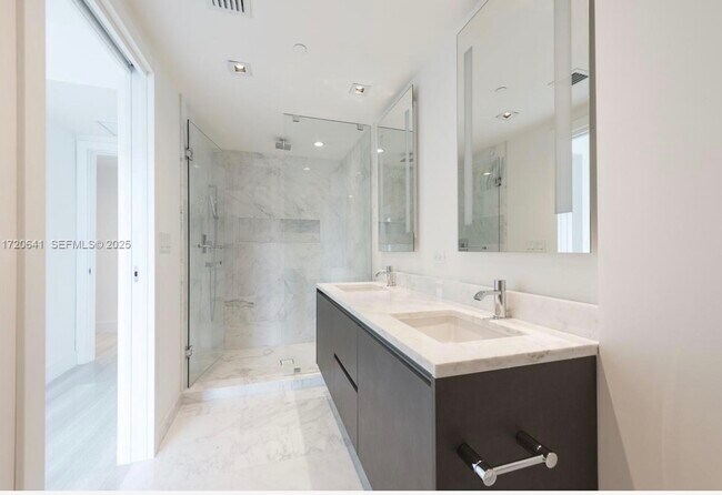 Building Photo - 1451 Brickell Ave