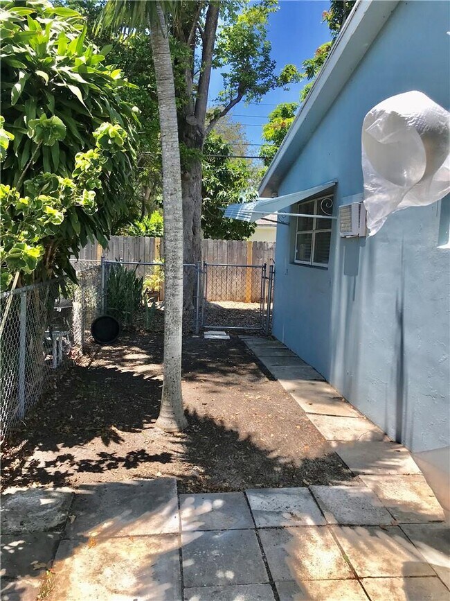 Foto del edificio - 5861 NE 18th Ave