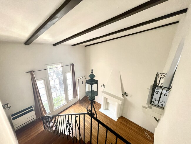 Building Photo - 226 S Fuller Ave