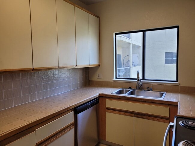 Building Photo - Lake Merritt Condo